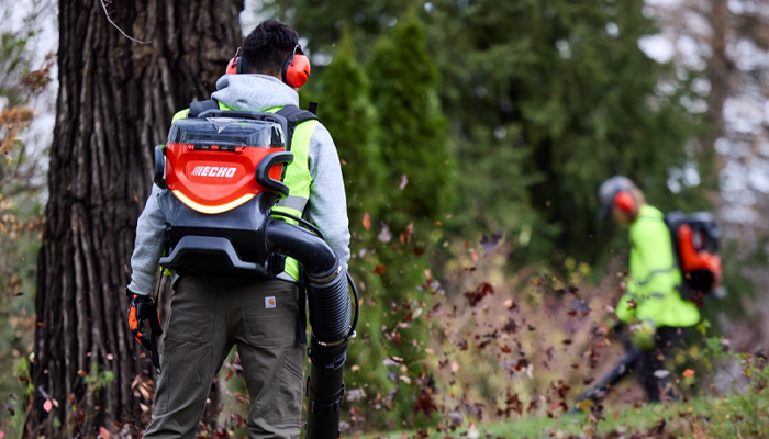 Workers using the DPB-7700 blower - The Best Gardening Gifts